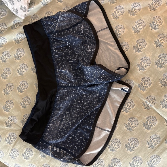 Lululemon Speed Up 2.5in - Picture 2 of 4